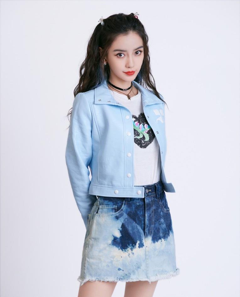 小姑娘 Angelababy撑伞录跑男，32岁扎小脏辫像个小姑娘，晓明哥福气不浅