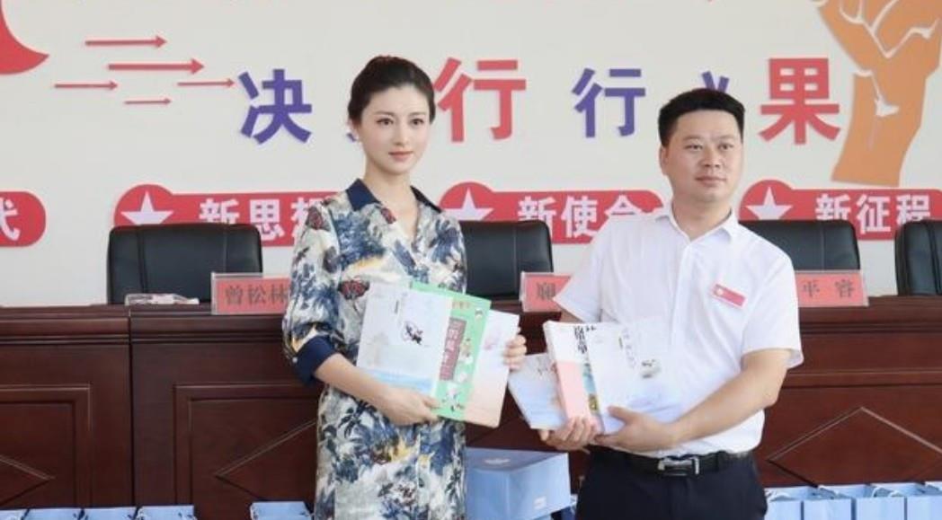 保养 生完孩子的斓曦保养得真好，穿印花连衣裙，像个豪门华贵夫人