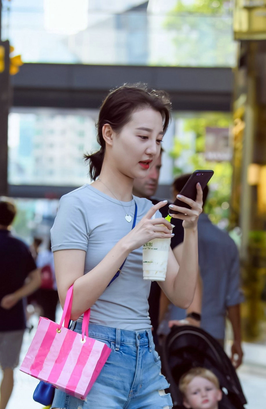 黑色 女孩们都穿上了漂亮的衣服逛街，有种群芳争艳的感觉