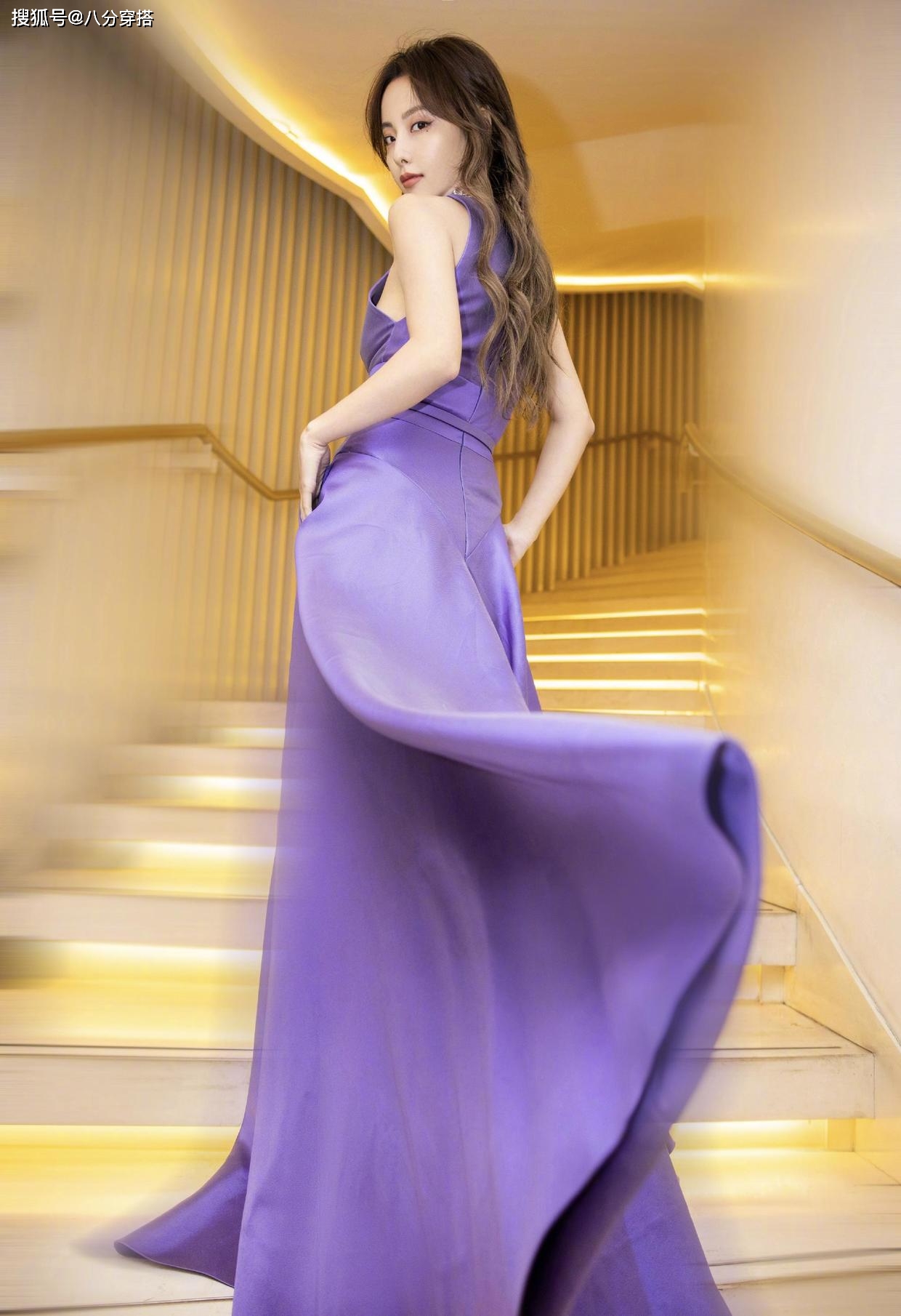 胸口 张嘉倪气质从来不输，穿紫色缎面裙，竟然在前面挖了个洞，真绝了