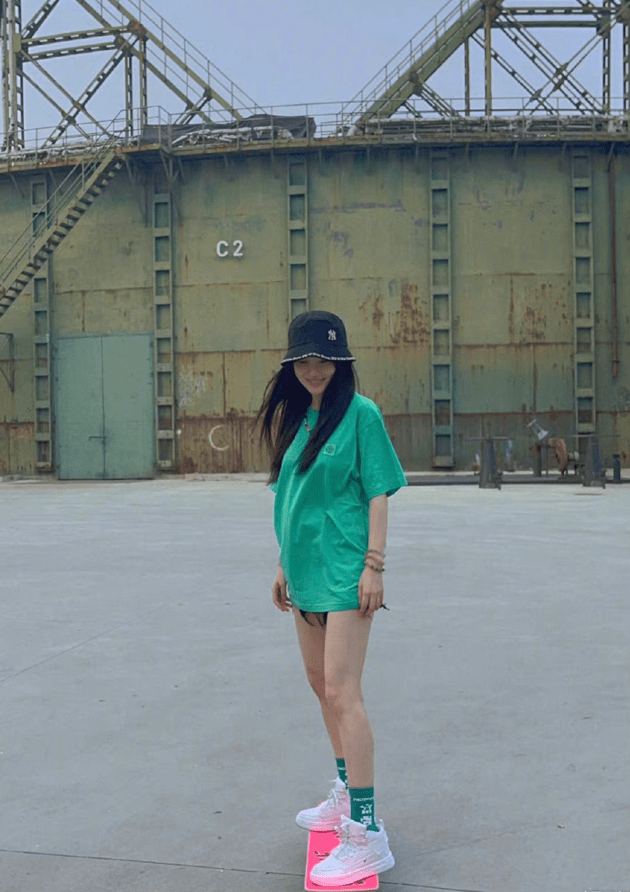 李小璐 李小璐和8岁甜馨跳女团舞，母女俩都扮下衣失踪，细腿像复制粘贴