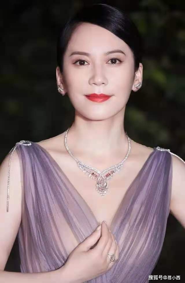 好身材 “俞飞鸿”越老越敢穿,一袭薄纱裙轻松透出好身材,哪有50岁?