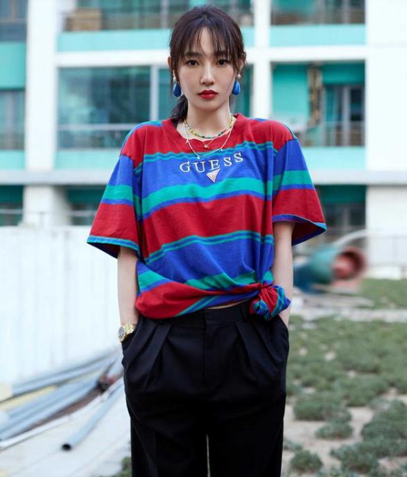 视觉 37岁白百何扮嫩真成功，T恤配阔腿裤显阳光，看着充满少年感