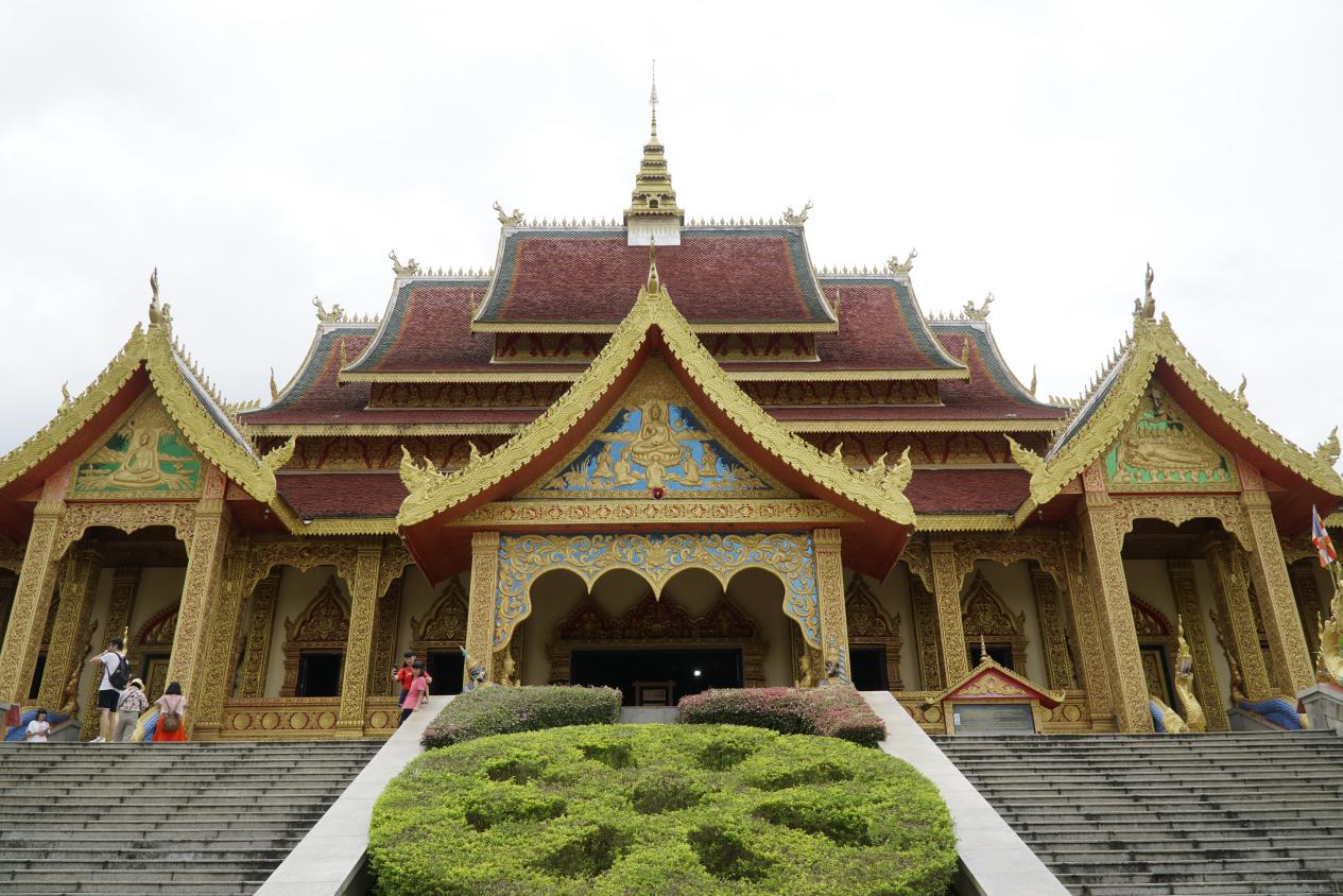 傣族佛寺建築,以重簷多坡面平瓦建築為主.