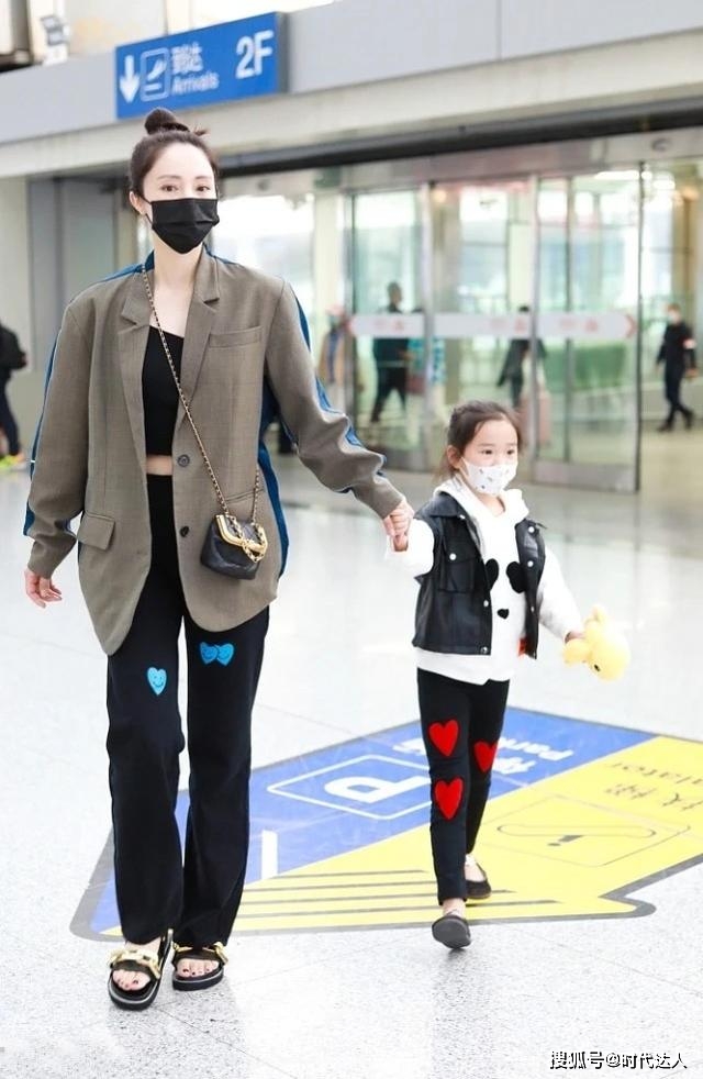 个性 董璇带5岁女儿亮相机场，西装+凉鞋个性潮流，小酒窝俏皮可爱