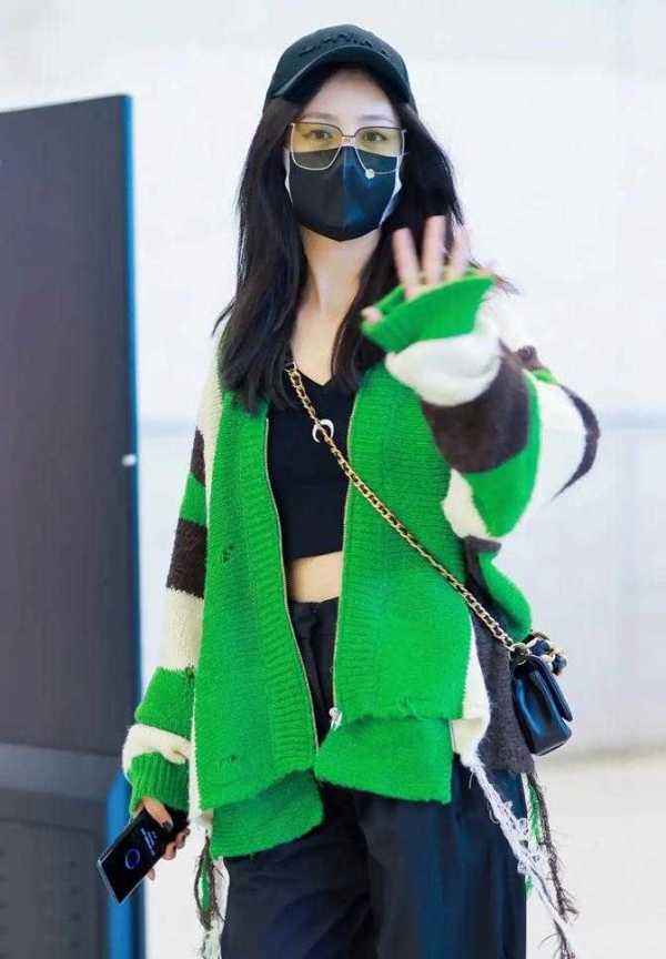 黑色 佟丽娅离婚后更敢穿，绿色针织开衫配露脐装走机场，时髦似大学生