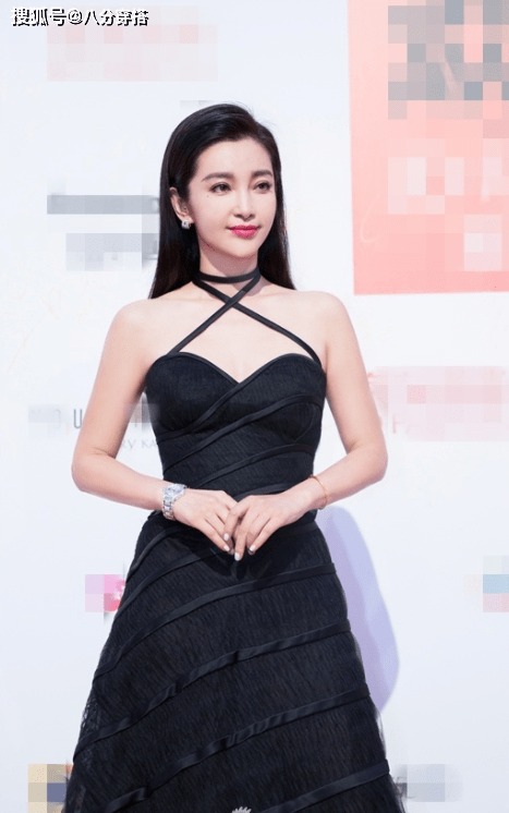 设计 李冰冰太会“赶时髦”,黑纱裙优雅高级,这才是40+女性该有的样子