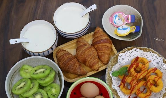 美食|早餐不吃粥，牛奶面包更营养，晒晒我家孩子的早餐，美味又健康