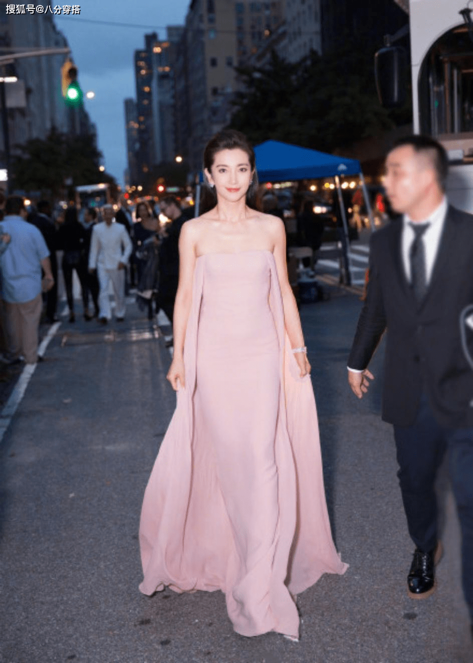 设计 李冰冰太会“赶时髦”,黑纱裙优雅高级,这才是40+女性该有的样子