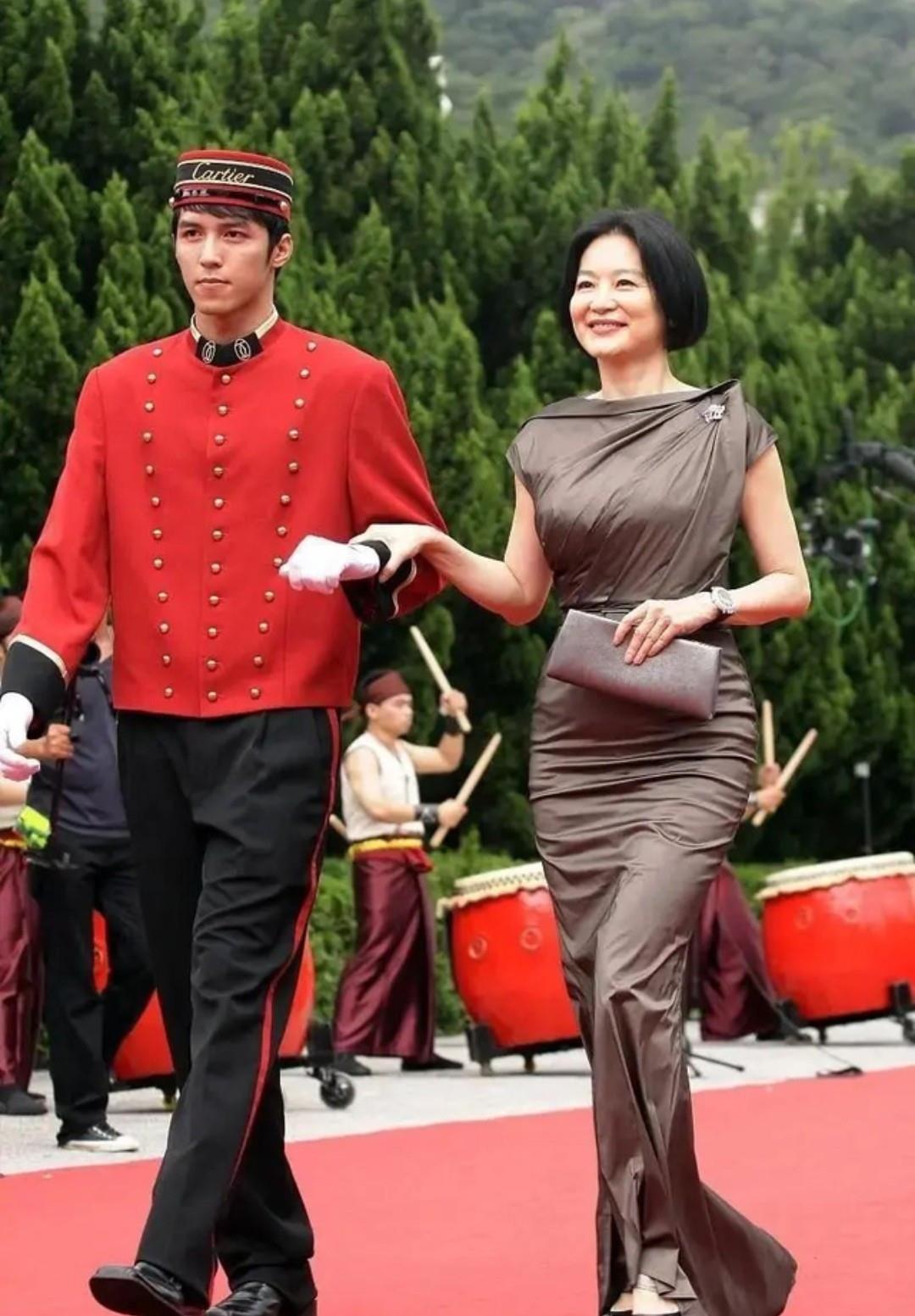 设计 林青霞不愧是气质美人，一袭黑色亮片礼服亮相，太有贵妇范了