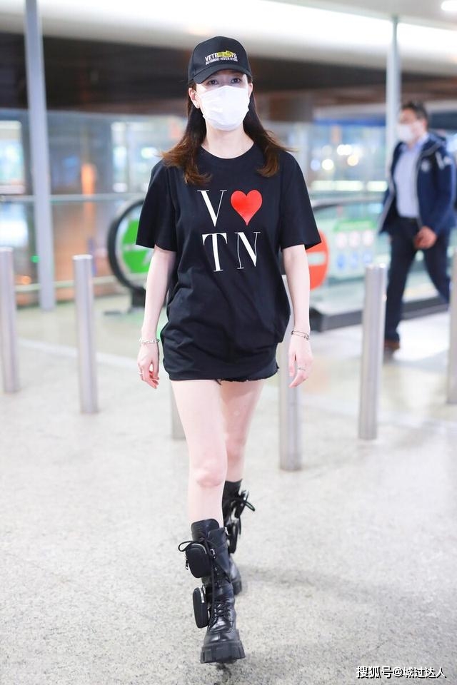 整体 佘诗曼的时髦搭配，把白衬衫穿出潮流范，这衣品真的很好