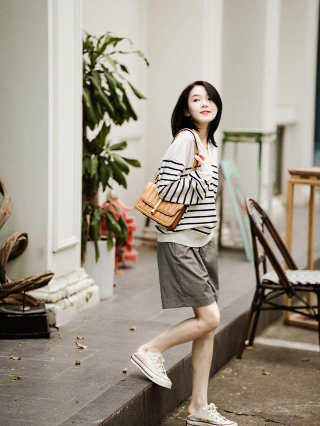 黑色 普通人也适合穿的风格，棕色衬衫+黑色牛仔裤，保暖又时尚