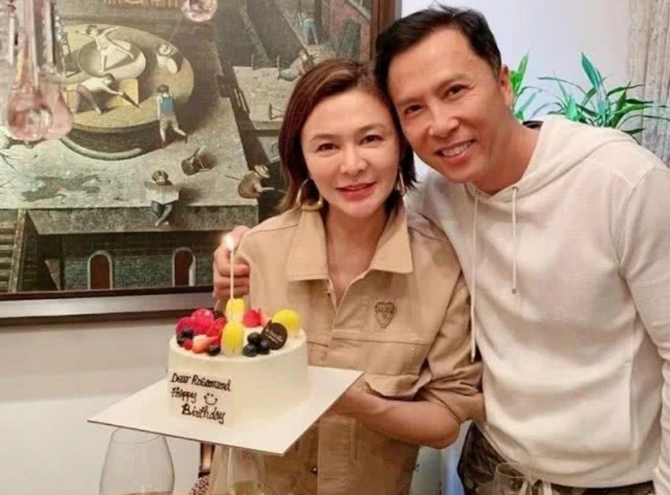 关之琳关之琳为好友庆生，化妆也难掩容颜的衰老，素颜皮肤更焉瘪松弛！