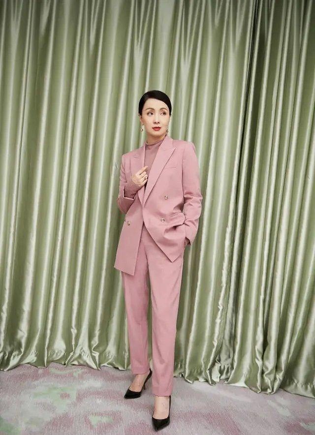服装 陶虹和海清都是高级的女人，穿上西装之后，看着更有女人味了
