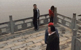 搞笑GIF：妹子，你到底怎麼了，水很冷啊 搞笑整蠱 第1张