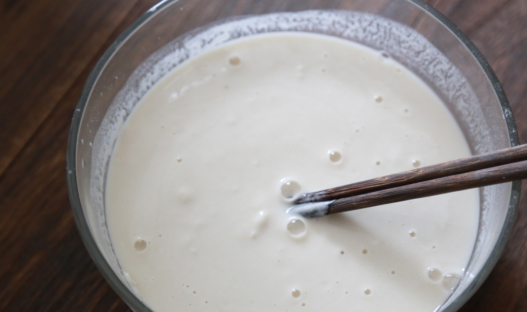 清水|早餐我家如此做,2个鸡蛋一碗面,搅一搅10分钟就上桌,好吃筋道