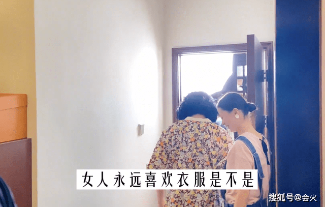 柜子54岁金星超大衣帽间曝光！衣柜里挂满旗袍和礼服，门口一堆人围观