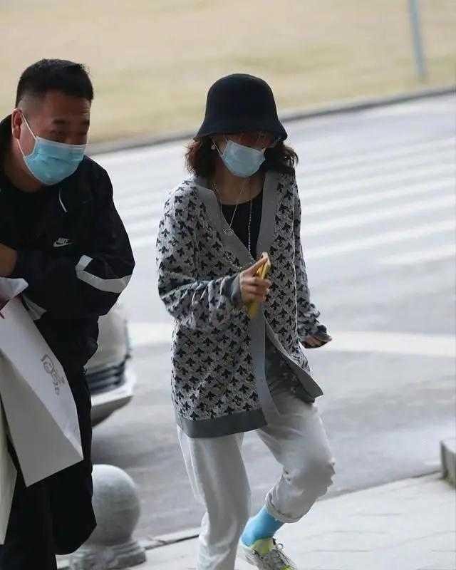 身材 章子怡根本不用扮嫩，“奶奶衫”穿出少女感，哪像42岁三娃妈？