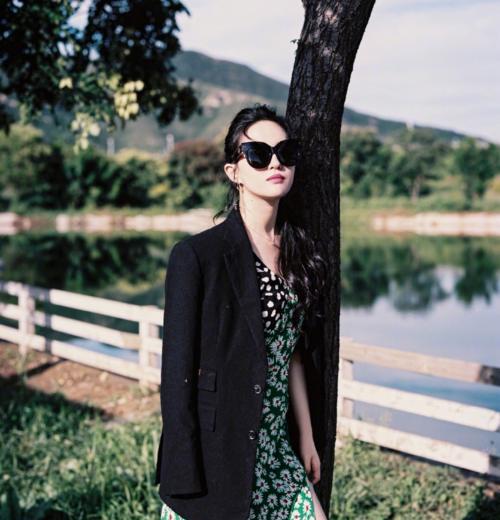 酷飒 刘亦菲风格大变，变酷飒女孩，墨镜加大波浪，绝美