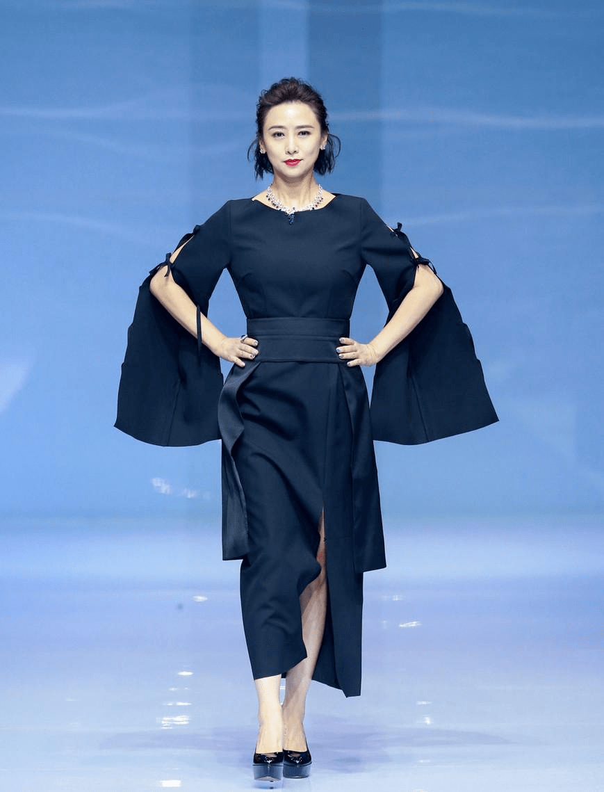 黑色 53岁的翁虹美得惊艳,穿蓝色蝴蝶袖连衣裙秀香肩,谁能不沦陷