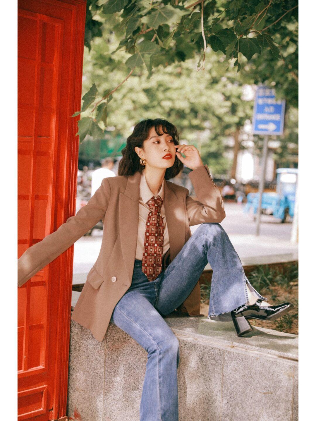 小腿肚 牛仔裤的版型多种多样，打造出来的风格也是各不相同
