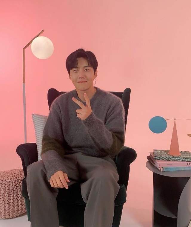 虎子有着迷人的酒窝 让人放心的演技 金宣虎近期日常穿搭合集