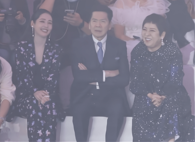 向太 向太带郭碧婷见世面！换新发型撞脸儿媳，隔空热聊向华强满脸无奈