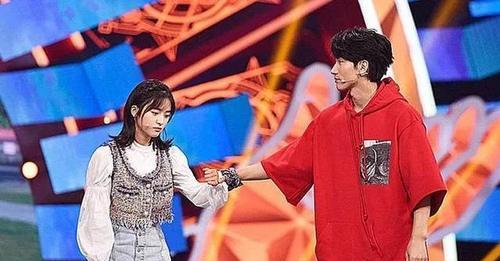 戴几 陈小春一件衣服穿5年,戴的手表2000块,大湾区的哥哥好持家