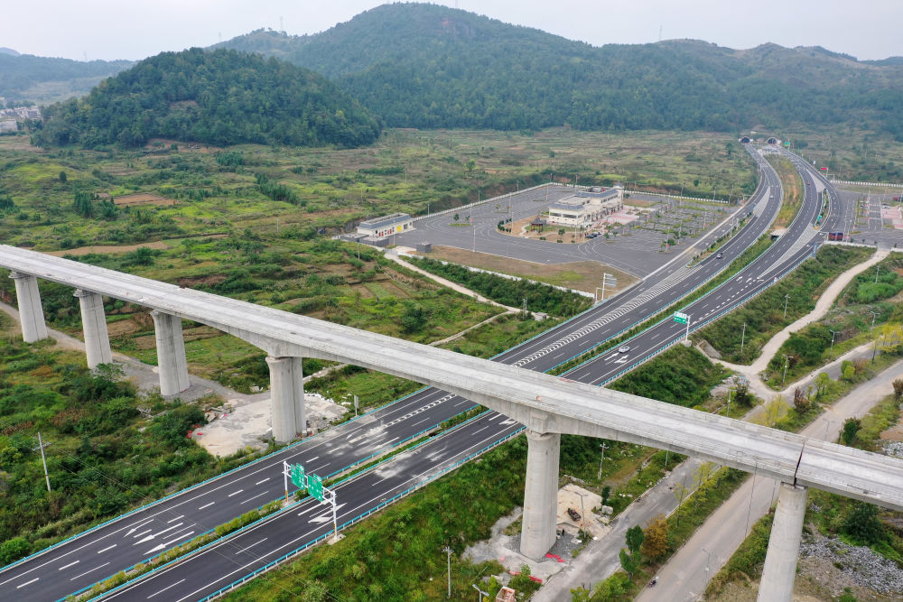 貴南高鐵拉卷雙線特大橋建設正酣