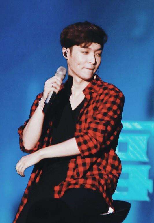 服装 张艺兴化浓妆看着真特别,配上独特的外套,还挺好看的,真有特色