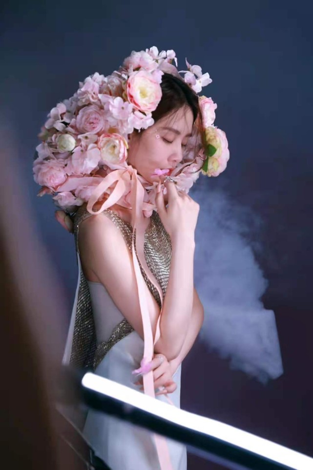 更让人 刘诗诗“不务正业”更让人惊艳！穿皮衣汉子坐姿帅一脸，超有魅力