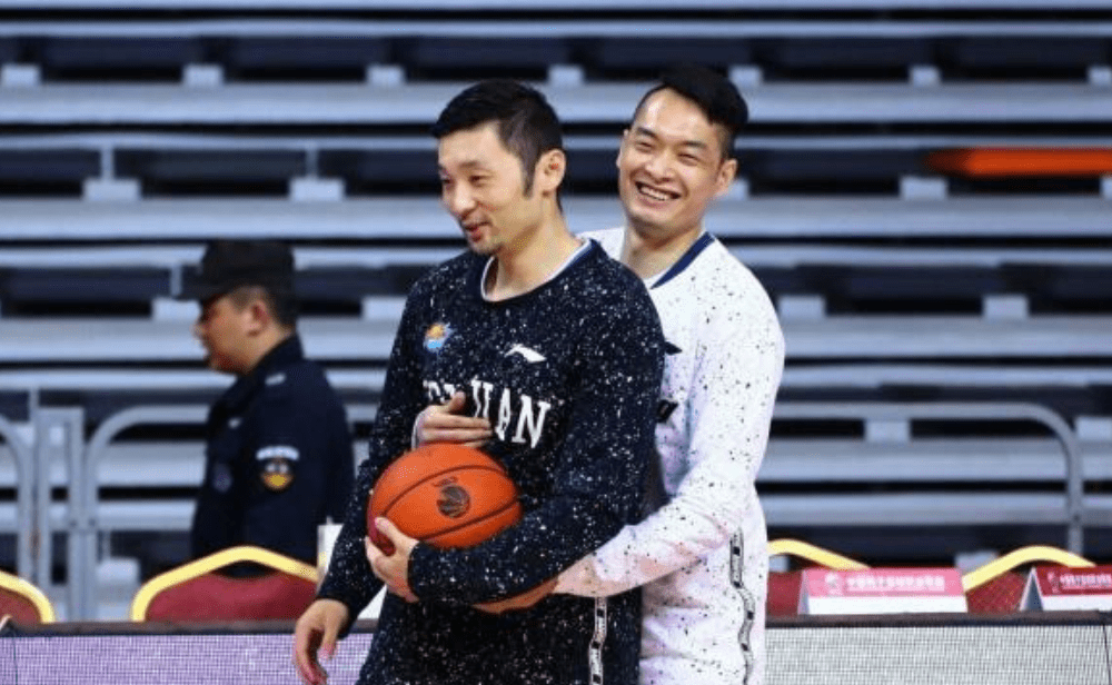 01年,当时年仅12岁的陈江华身高突然从之前的1米7不到.