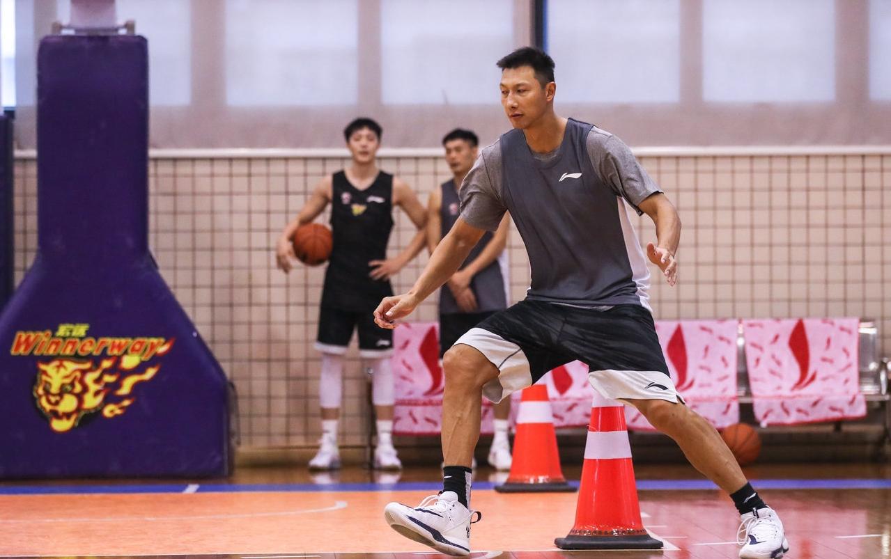 中鋒|易建聯(lián)進(jìn)行體測(cè)！CBA第一本土中鋒，下賽季將實(shí)現(xiàn)王者歸來(lái)