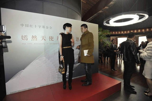 设计 蒋勤勤的娇妻人设很稳,穿黑色套装都不显老,气质温柔又大气