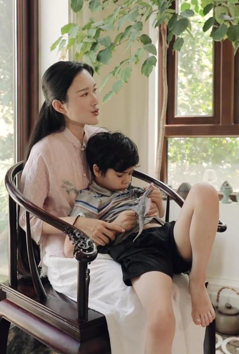 服装 张纪中的老婆真的很美，及腰长发很招男人喜欢，穿的服装也很温柔