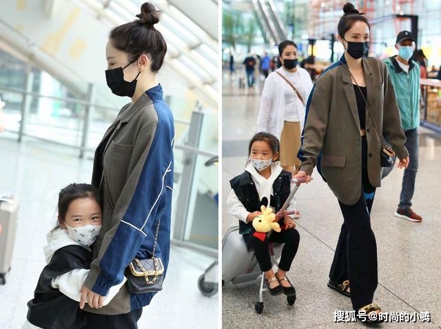 董璇 董璇母女同穿桃心长裤，灰色拼接西装丸子头，小酒窝抱腰撒娇萌化
