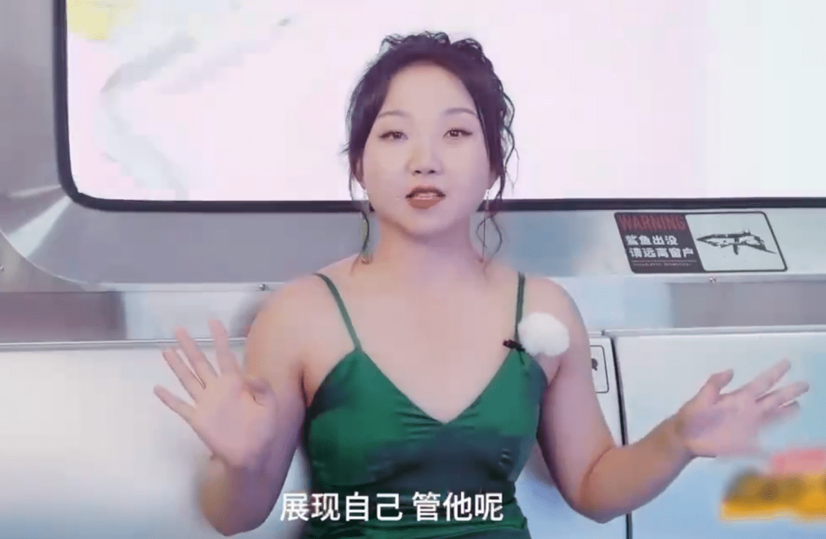 黑色 辣目洋子的胆量一般人比不了，身材挺有肉感的，穿上吊带却不油腻