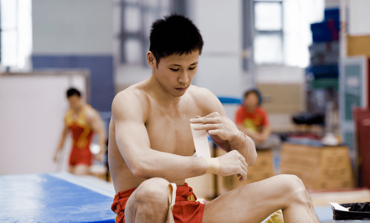 原创世界冠军张成龙!被小3岁白富美老婆倒追,如今32岁转型做老板