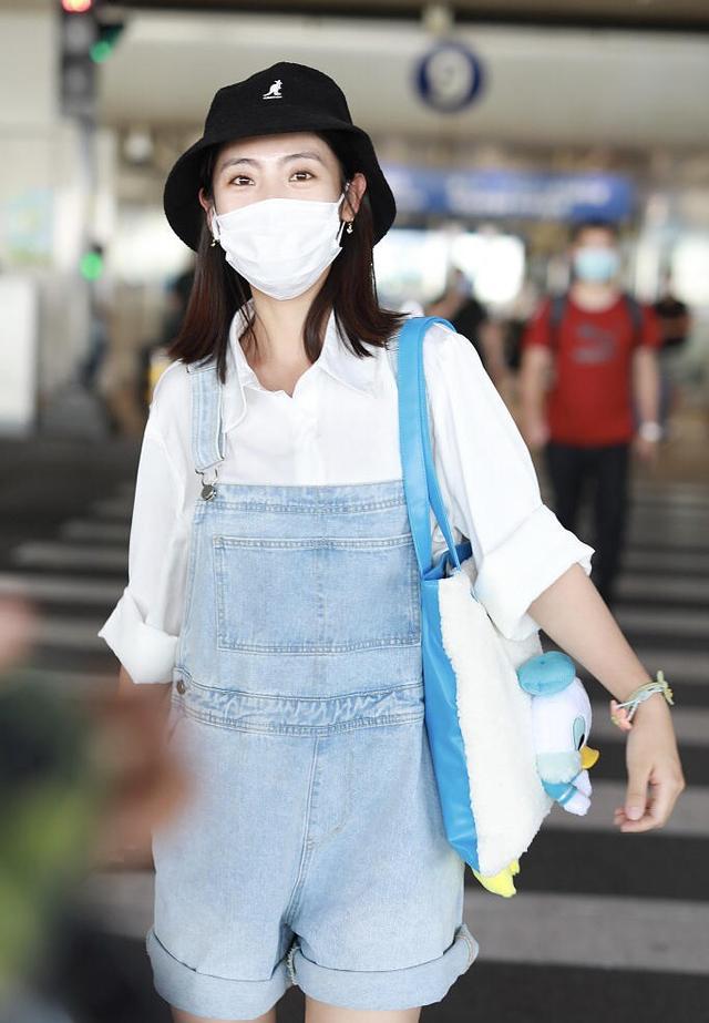 身材 邢菲真有女神范，穿白色衬衫搭配牛仔背带裤走机场，简约洋气