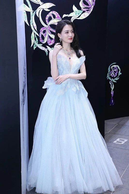卫衣 徐璐穿衣真“火辣”，黑色卫衣配渔网丝袜，这腿又长又直太美了