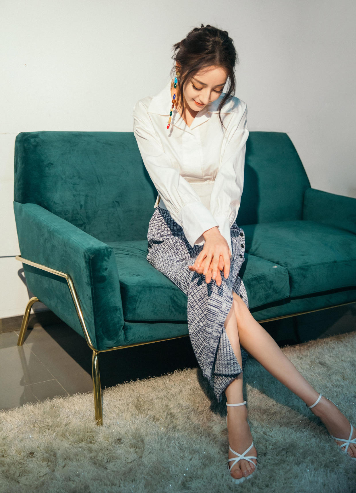 勾边 迪丽热巴又美出圈了，黑丝绒连衣裙秀直角肩，这气质同龄人比不了