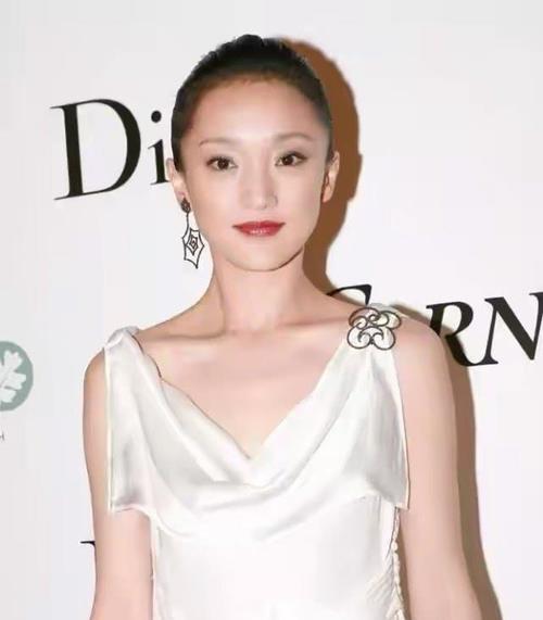 大腿 周迅为秀美腿可真拼！小白裙短到大腿根，露出内搭更时尚