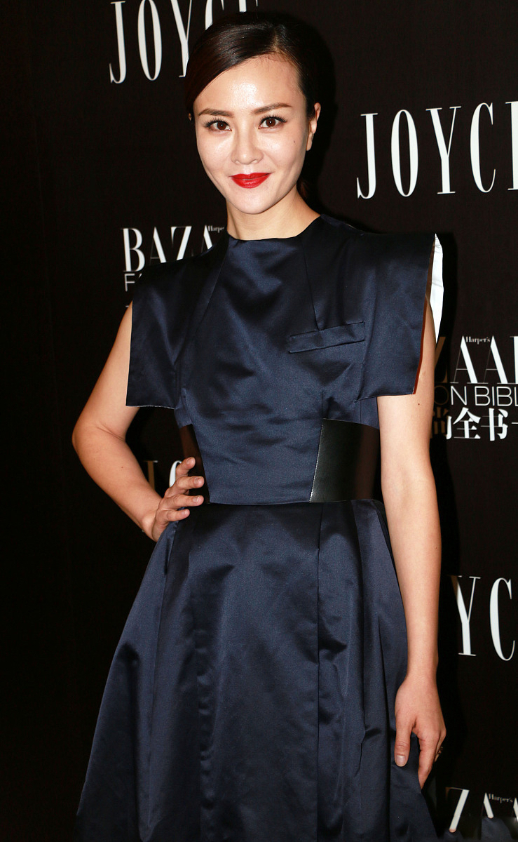 坐姿 刘孜：40+气质依然很好，穿肉色长裙腰腰镂空设计，坐姿端庄大方