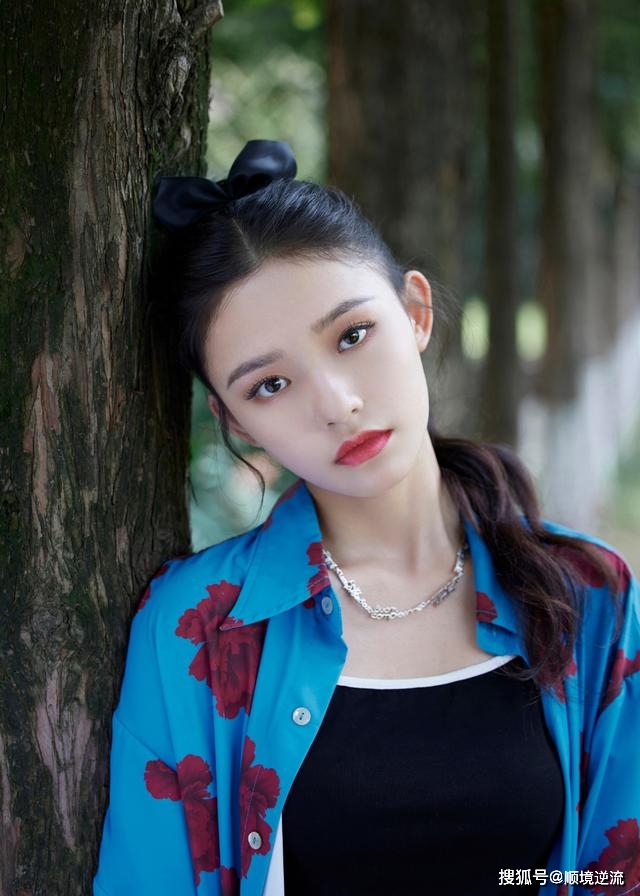 短裙 林允晒国庆出游照,穿花衬衫不但不土,配小短裙又纯又欲还吸睛