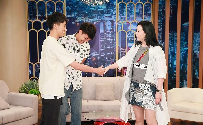 中年人 曾华倩的休闲穿搭太显嫩了,和年轻小伙拍合照,都看不出是中年人