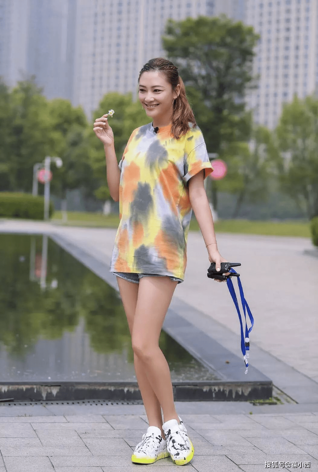 黑色 应采儿到底有多自信？穿露肩全黑造型秀大长腿，身高168比例惊艳