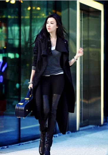 朱孝天 朱孝天老婆罕露面，穿T恤配百褶裙好娇俏，赖在老公怀里撒娇真甜