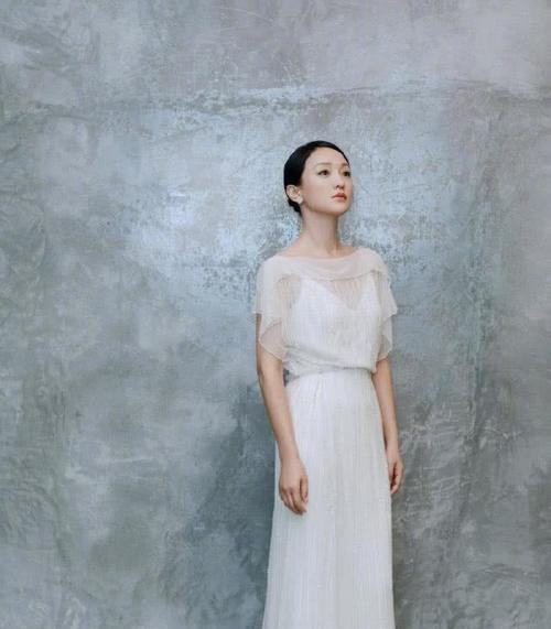 大腿 周迅为秀美腿可真拼！小白裙短到大腿根，露出内搭更时尚