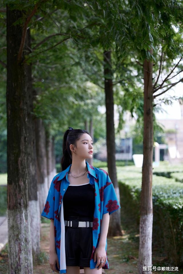 短裙 林允晒国庆出游照,穿花衬衫不但不土,配小短裙又纯又欲还吸睛