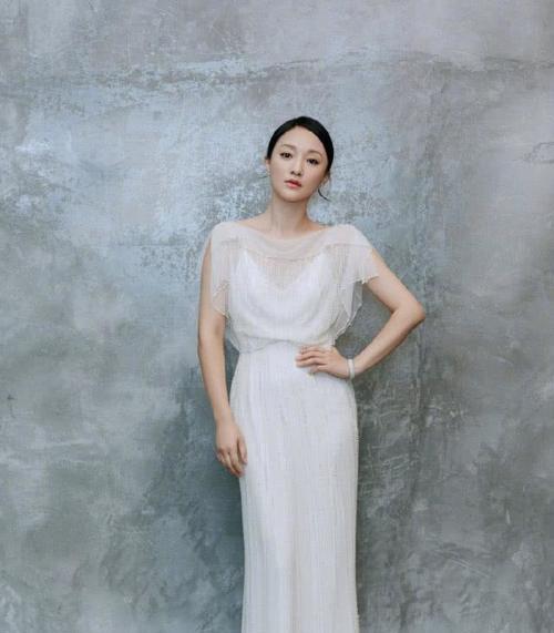 大腿 周迅为秀美腿可真拼！小白裙短到大腿根，露出内搭更时尚